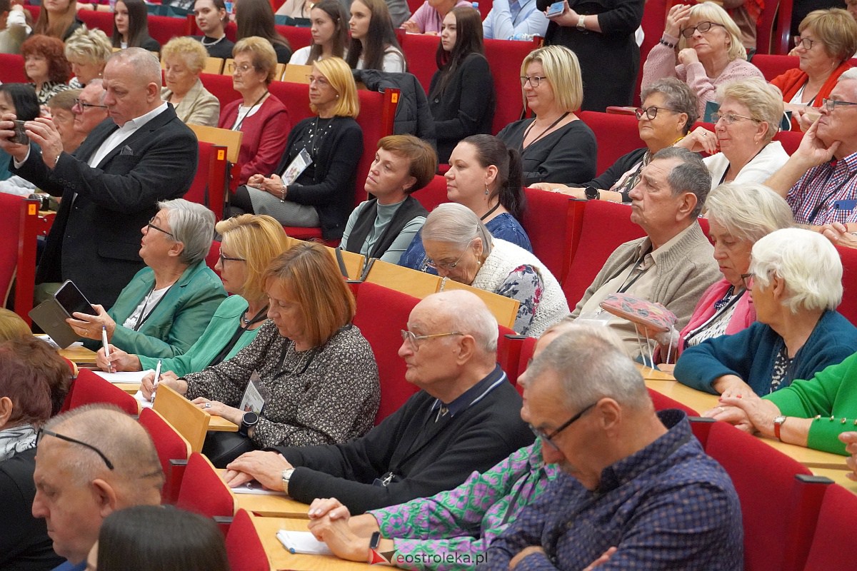 VIII Sejmik Senioralny Województwa Mazowieckiego poświęcony pozamedycznemu wymiarowi profilaktyki zdrowotnej oraz roli czasu wolnego seniora [26.10.2023] - zdjęcie #91 - eOstroleka.pl