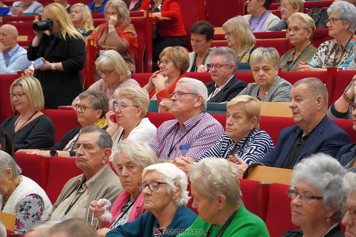 VIII Sejmik Senioralny Województwa Mazowieckiego poświęcony pozamedycznemu wymiarowi profilaktyki zdrowotnej oraz roli czasu wolnego seniora [26.10.2023] - zdjęcie #90 - eOstroleka.pl