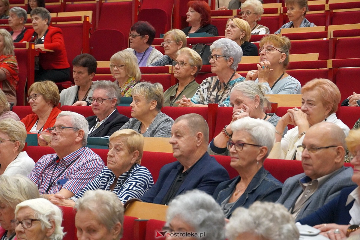 VIII Sejmik Senioralny Województwa Mazowieckiego poświęcony pozamedycznemu wymiarowi profilaktyki zdrowotnej oraz roli czasu wolnego seniora [26.10.2023] - zdjęcie #88 - eOstroleka.pl