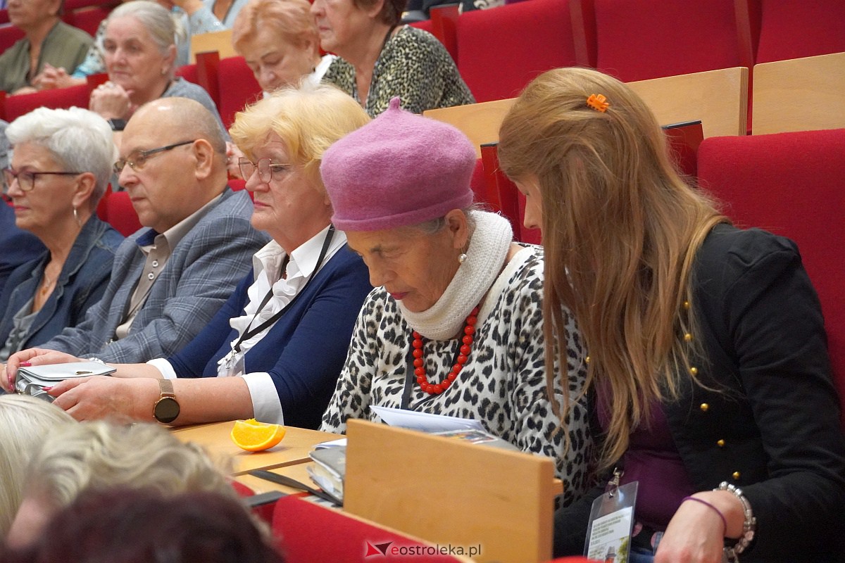 VIII Sejmik Senioralny Województwa Mazowieckiego poświęcony pozamedycznemu wymiarowi profilaktyki zdrowotnej oraz roli czasu wolnego seniora [26.10.2023] - zdjęcie #87 - eOstroleka.pl
