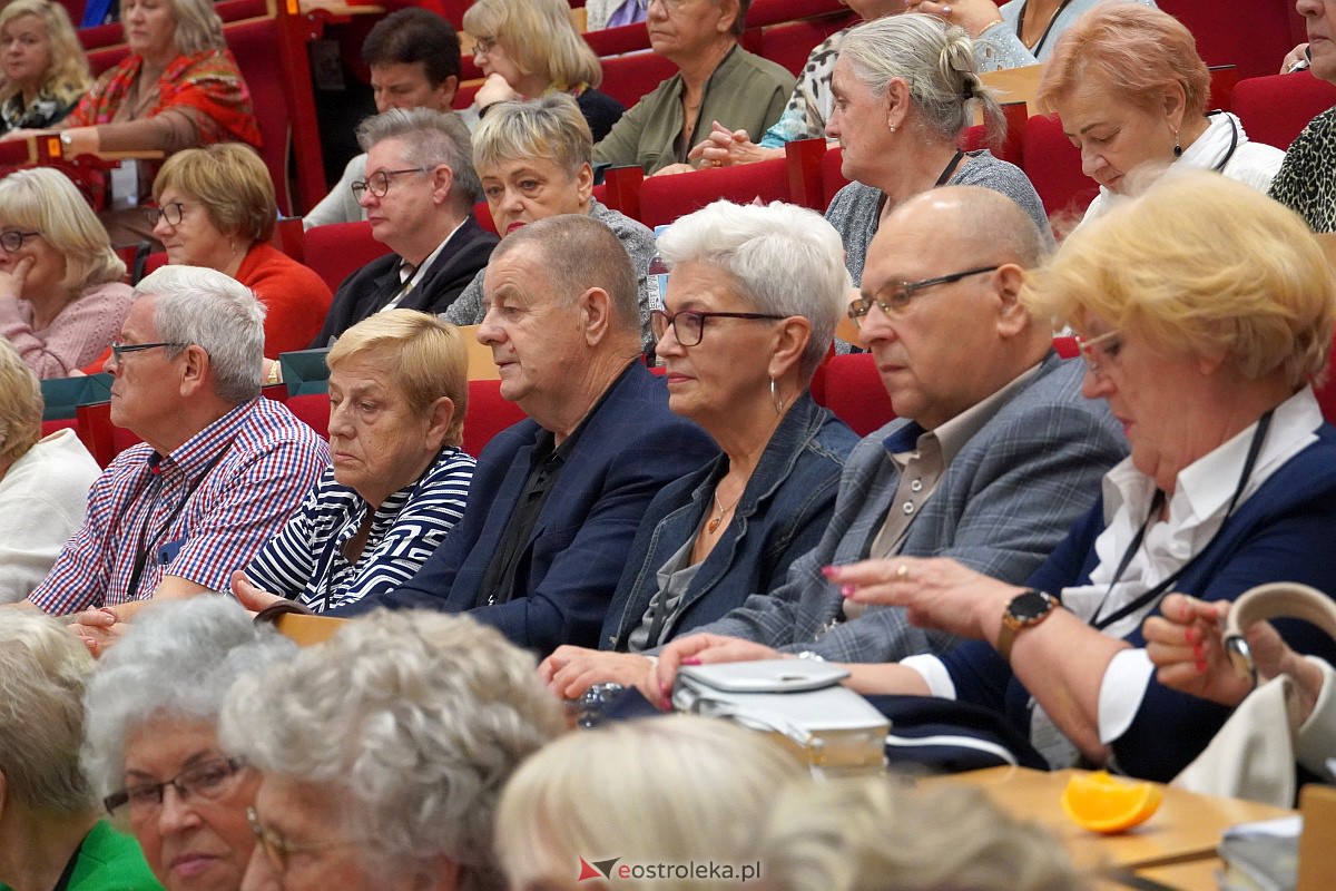 VIII Sejmik Senioralny Województwa Mazowieckiego poświęcony pozamedycznemu wymiarowi profilaktyki zdrowotnej oraz roli czasu wolnego seniora [26.10.2023] - zdjęcie #86 - eOstroleka.pl