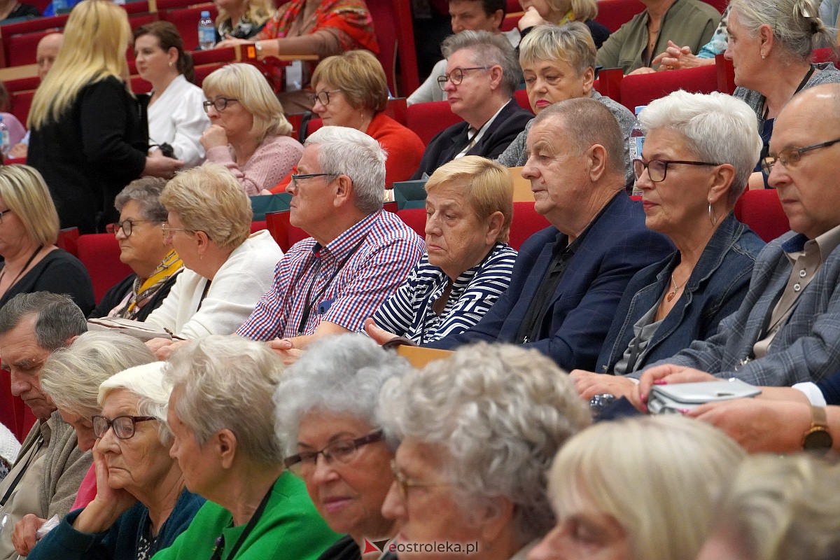 VIII Sejmik Senioralny Województwa Mazowieckiego poświęcony pozamedycznemu wymiarowi profilaktyki zdrowotnej oraz roli czasu wolnego seniora [26.10.2023] - zdjęcie #85 - eOstroleka.pl