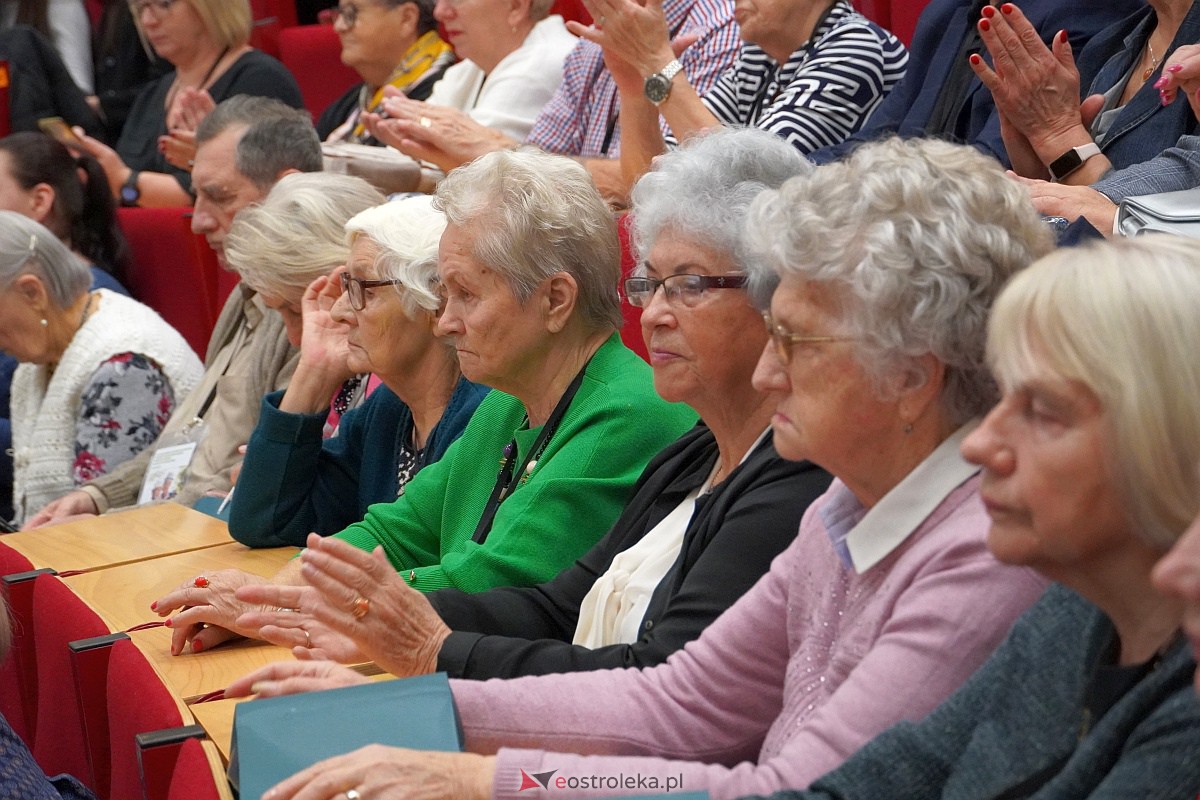 VIII Sejmik Senioralny Województwa Mazowieckiego poświęcony pozamedycznemu wymiarowi profilaktyki zdrowotnej oraz roli czasu wolnego seniora [26.10.2023] - zdjęcie #84 - eOstroleka.pl