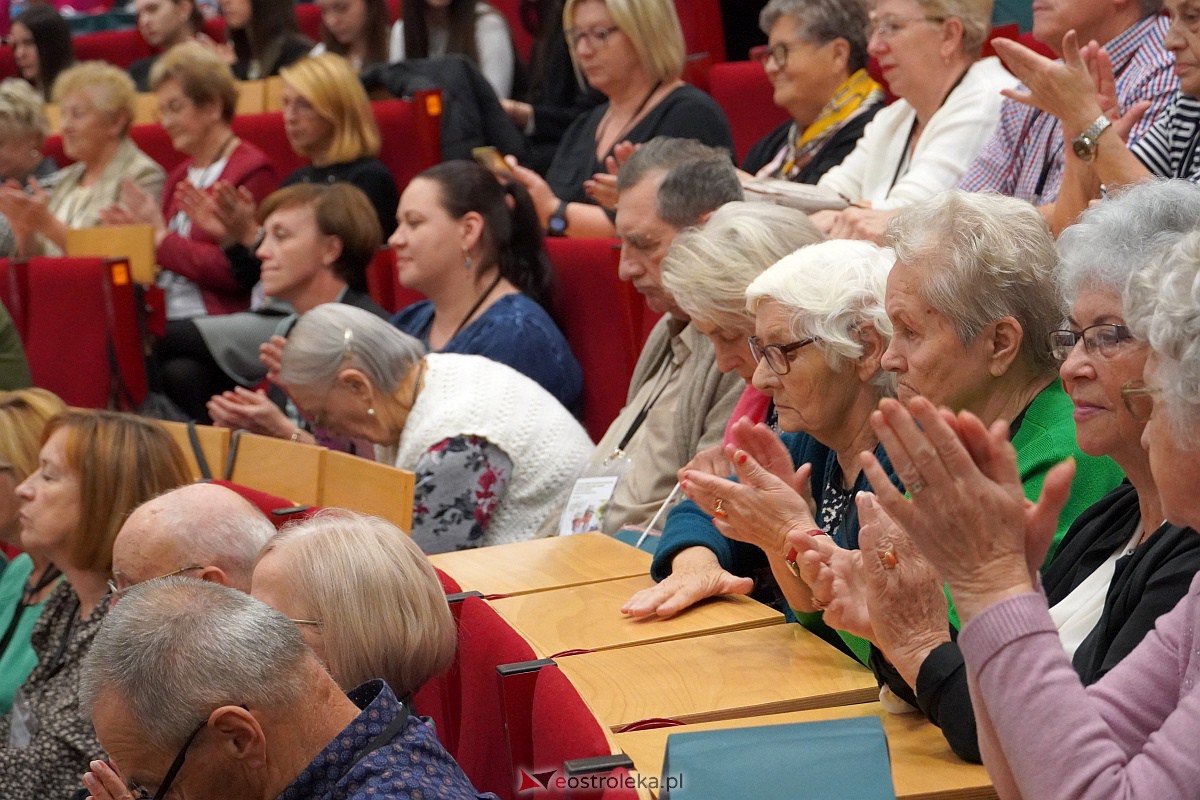 VIII Sejmik Senioralny Województwa Mazowieckiego poświęcony pozamedycznemu wymiarowi profilaktyki zdrowotnej oraz roli czasu wolnego seniora [26.10.2023] - zdjęcie #83 - eOstroleka.pl