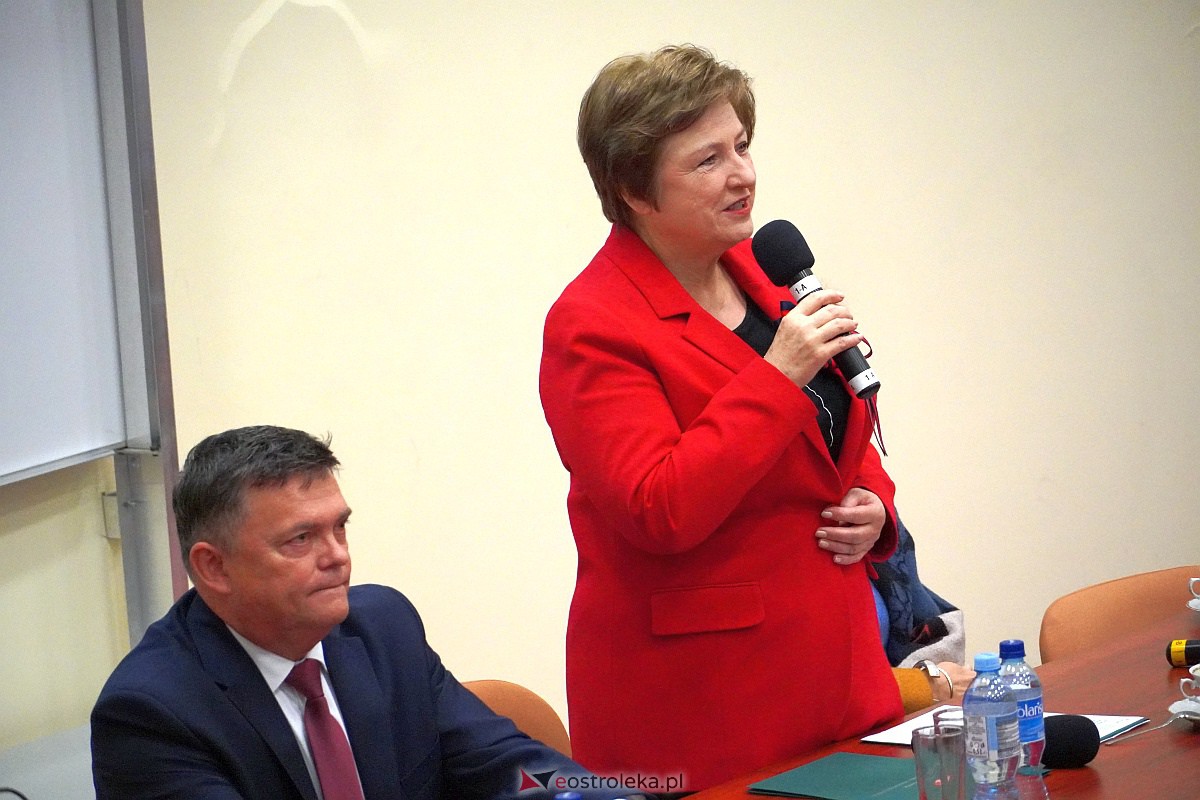 VIII Sejmik Senioralny Województwa Mazowieckiego poświęcony pozamedycznemu wymiarowi profilaktyki zdrowotnej oraz roli czasu wolnego seniora [26.10.2023] - zdjęcie #81 - eOstroleka.pl