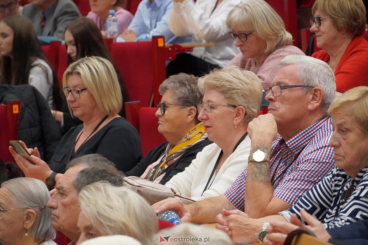 VIII Sejmik Senioralny Województwa Mazowieckiego poświęcony pozamedycznemu wymiarowi profilaktyki zdrowotnej oraz roli czasu wolnego seniora [26.10.2023] - zdjęcie #78 - eOstroleka.pl