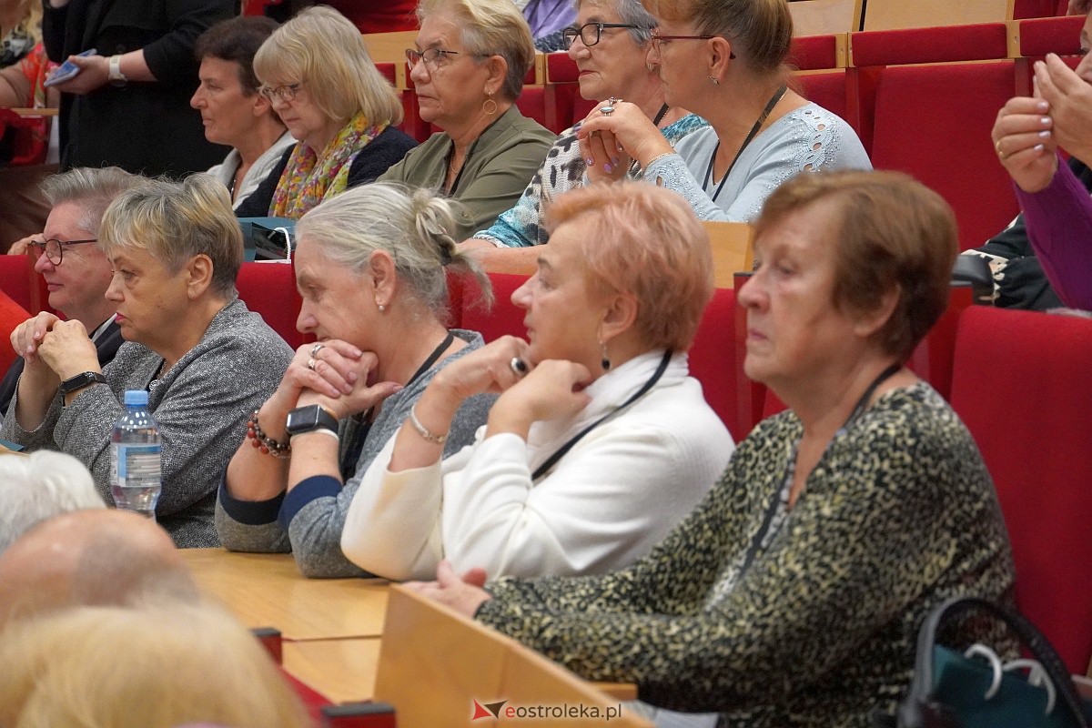 VIII Sejmik Senioralny Województwa Mazowieckiego poświęcony pozamedycznemu wymiarowi profilaktyki zdrowotnej oraz roli czasu wolnego seniora [26.10.2023] - zdjęcie #77 - eOstroleka.pl