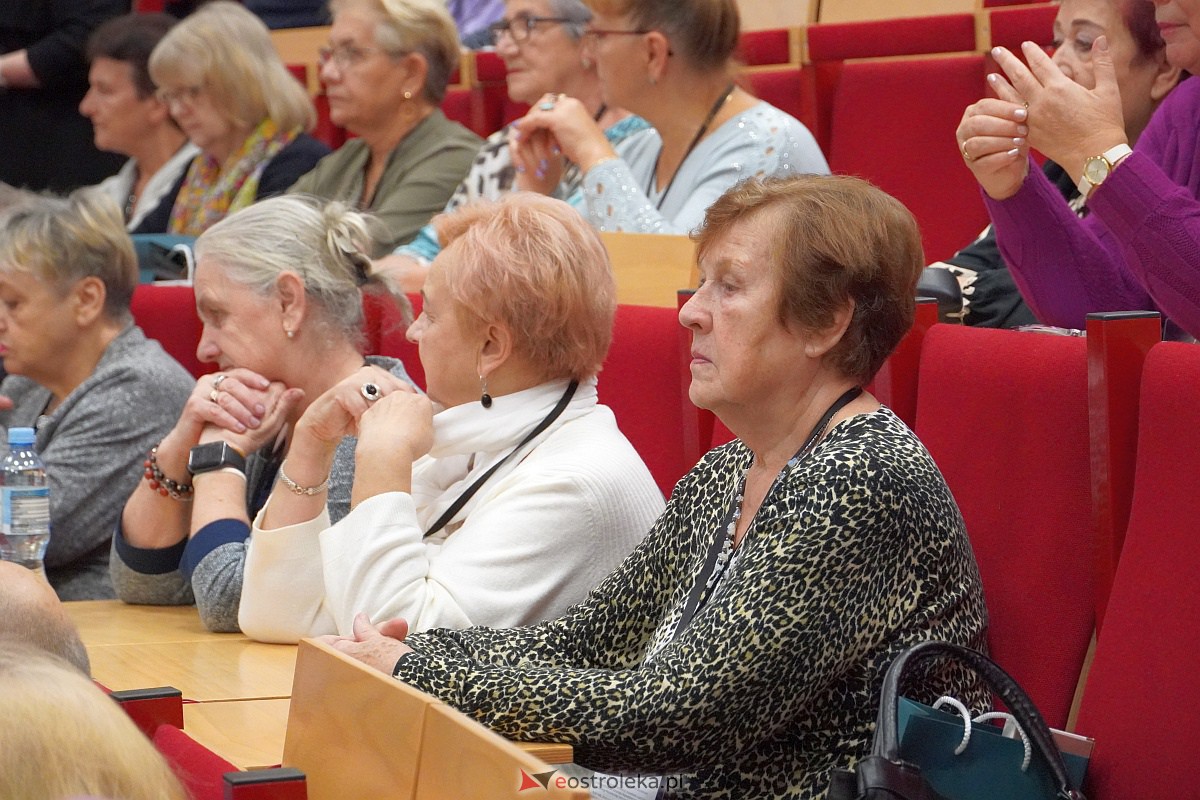 VIII Sejmik Senioralny Województwa Mazowieckiego poświęcony pozamedycznemu wymiarowi profilaktyki zdrowotnej oraz roli czasu wolnego seniora [26.10.2023] - zdjęcie #76 - eOstroleka.pl