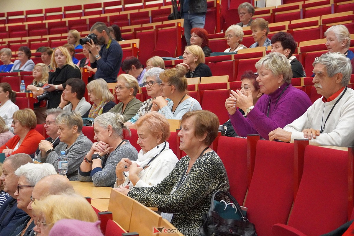 VIII Sejmik Senioralny Województwa Mazowieckiego poświęcony pozamedycznemu wymiarowi profilaktyki zdrowotnej oraz roli czasu wolnego seniora [26.10.2023] - zdjęcie #75 - eOstroleka.pl