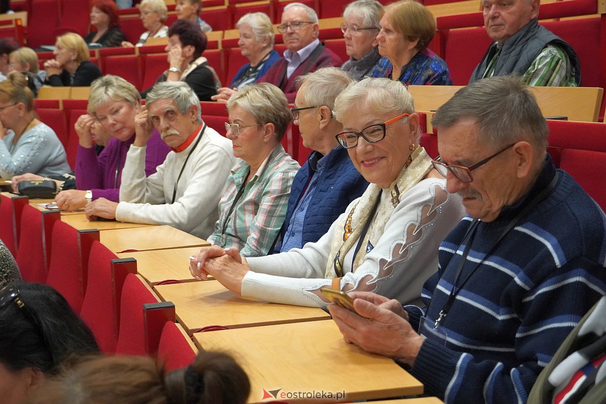 VIII Sejmik Senioralny Województwa Mazowieckiego poświęcony pozamedycznemu wymiarowi profilaktyki zdrowotnej oraz roli czasu wolnego seniora [26.10.2023] - zdjęcie #73 - eOstroleka.pl