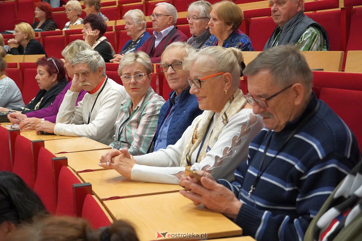 VIII Sejmik Senioralny Województwa Mazowieckiego poświęcony pozamedycznemu wymiarowi profilaktyki zdrowotnej oraz roli czasu wolnego seniora [26.10.2023] - zdjęcie #72 - eOstroleka.pl