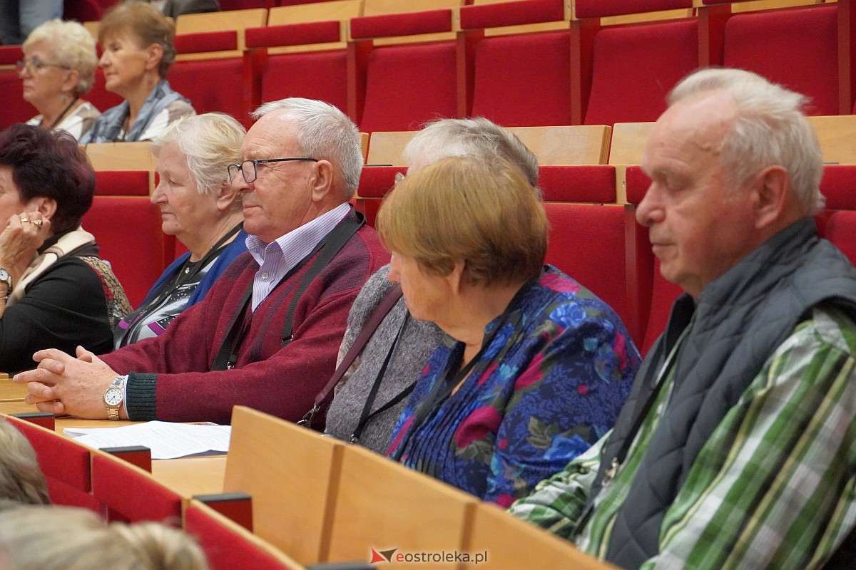 VIII Sejmik Senioralny Województwa Mazowieckiego poświęcony pozamedycznemu wymiarowi profilaktyki zdrowotnej oraz roli czasu wolnego seniora [26.10.2023] - zdjęcie #71 - eOstroleka.pl