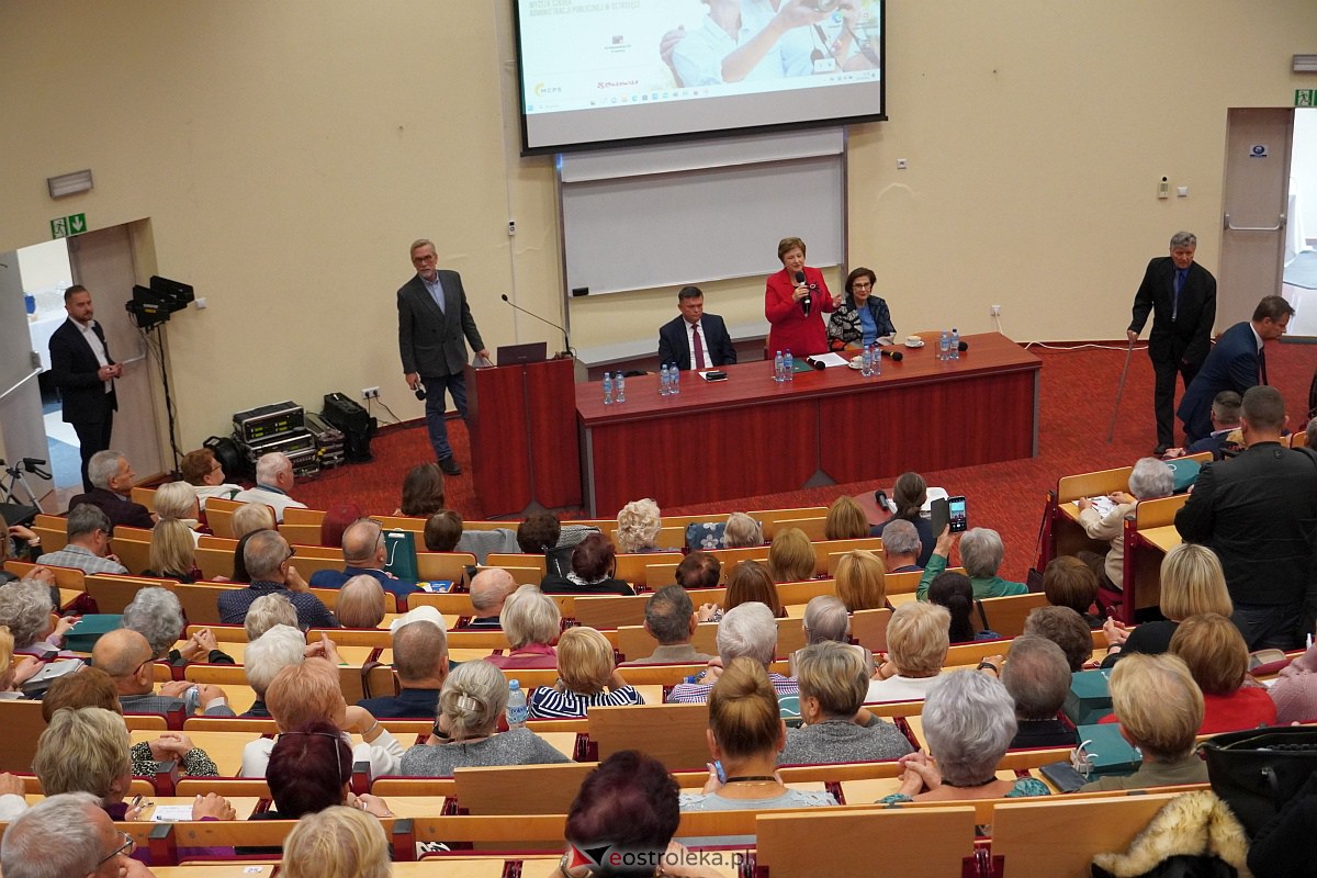 VIII Sejmik Senioralny Województwa Mazowieckiego poświęcony pozamedycznemu wymiarowi profilaktyki zdrowotnej oraz roli czasu wolnego seniora [26.10.2023] - zdjęcie #70 - eOstroleka.pl