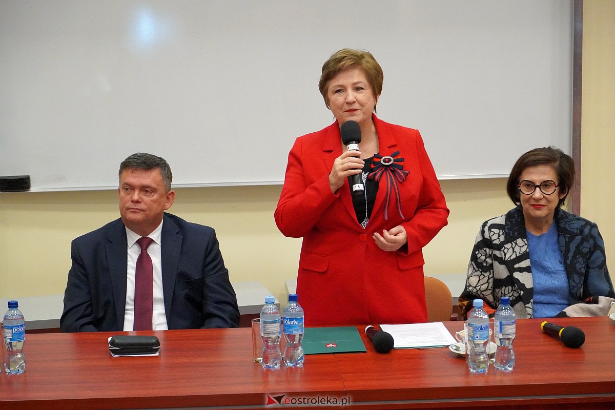 VIII Sejmik Senioralny Województwa Mazowieckiego poświęcony pozamedycznemu wymiarowi profilaktyki zdrowotnej oraz roli czasu wolnego seniora [26.10.2023] - zdjęcie #67 - eOstroleka.pl