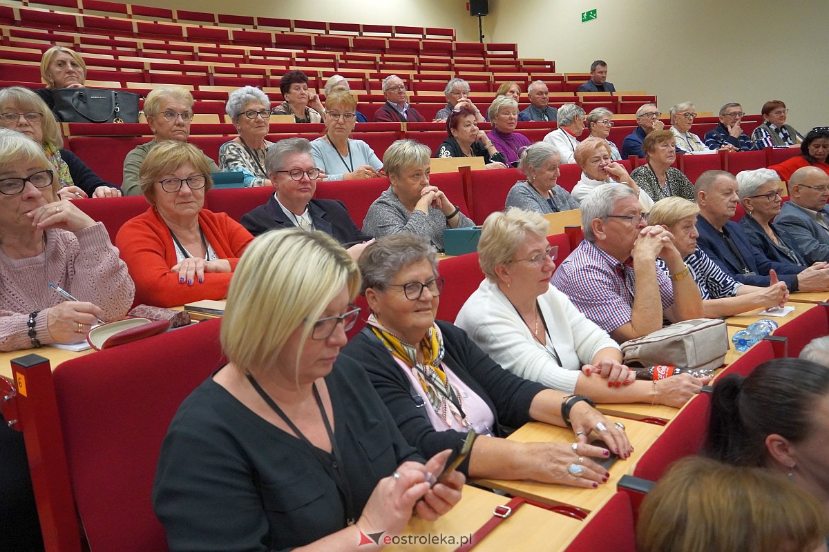 VIII Sejmik Senioralny Województwa Mazowieckiego poświęcony pozamedycznemu wymiarowi profilaktyki zdrowotnej oraz roli czasu wolnego seniora [26.10.2023] - zdjęcie #65 - eOstroleka.pl
