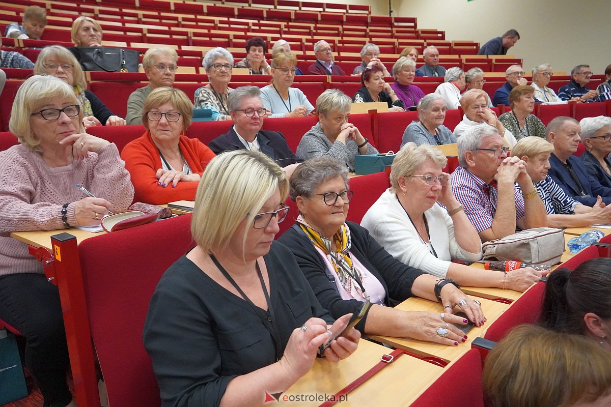 VIII Sejmik Senioralny Województwa Mazowieckiego poświęcony pozamedycznemu wymiarowi profilaktyki zdrowotnej oraz roli czasu wolnego seniora [26.10.2023] - zdjęcie #64 - eOstroleka.pl
