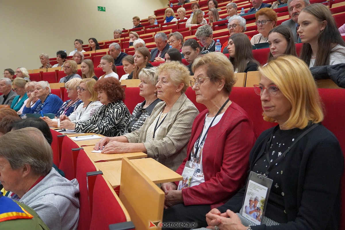 VIII Sejmik Senioralny Województwa Mazowieckiego poświęcony pozamedycznemu wymiarowi profilaktyki zdrowotnej oraz roli czasu wolnego seniora [26.10.2023] - zdjęcie #63 - eOstroleka.pl