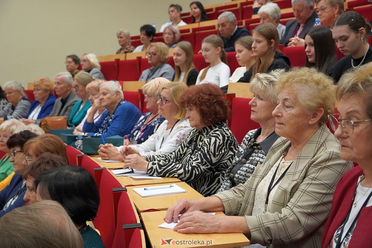 VIII Sejmik Senioralny Województwa Mazowieckiego poświęcony pozamedycznemu wymiarowi profilaktyki zdrowotnej oraz roli czasu wolnego seniora [26.10.2023] - zdjęcie #62 - eOstroleka.pl