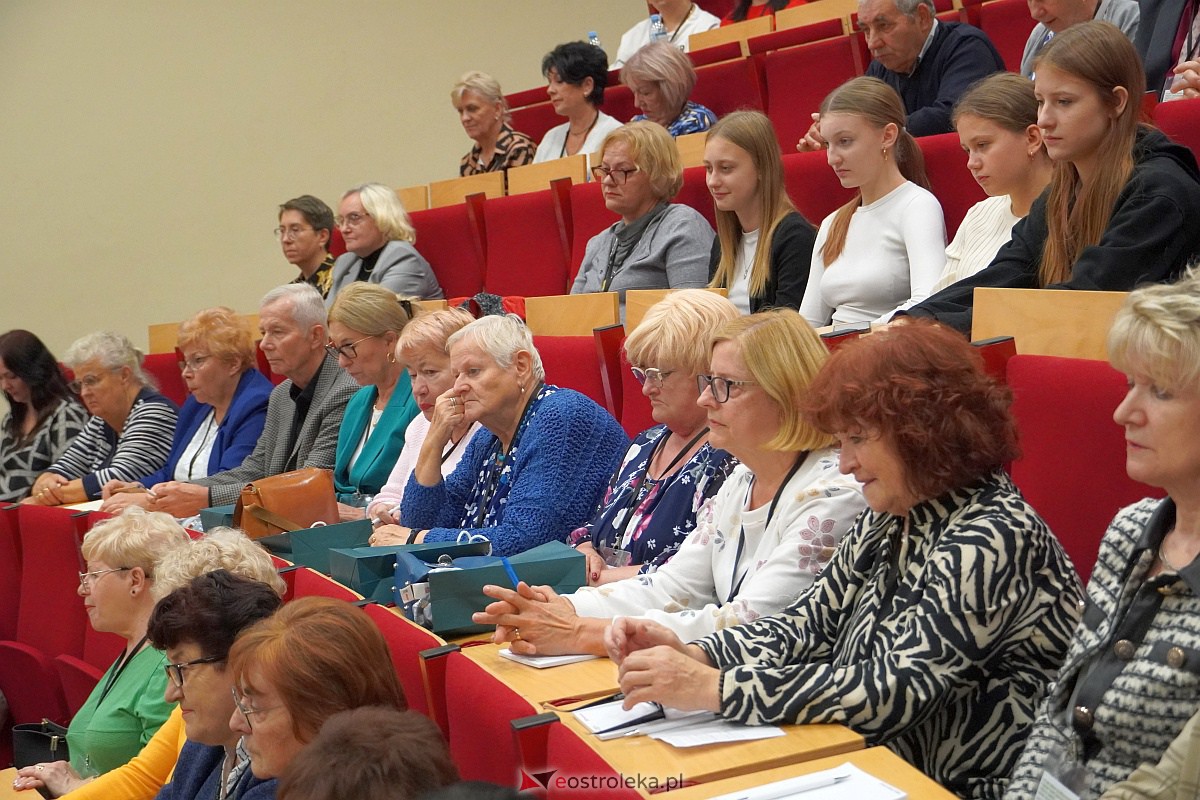 VIII Sejmik Senioralny Województwa Mazowieckiego poświęcony pozamedycznemu wymiarowi profilaktyki zdrowotnej oraz roli czasu wolnego seniora [26.10.2023] - zdjęcie #61 - eOstroleka.pl