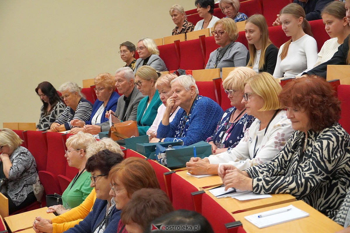 VIII Sejmik Senioralny Województwa Mazowieckiego poświęcony pozamedycznemu wymiarowi profilaktyki zdrowotnej oraz roli czasu wolnego seniora [26.10.2023] - zdjęcie #60 - eOstroleka.pl