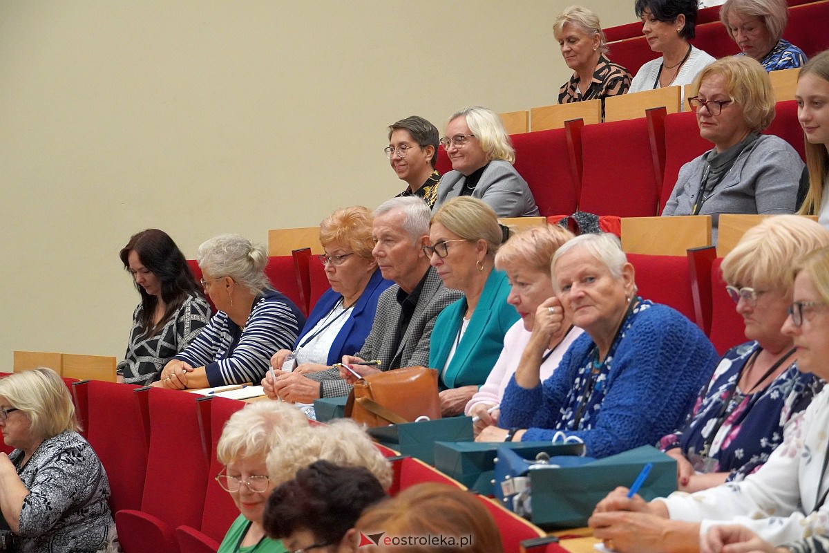 VIII Sejmik Senioralny Województwa Mazowieckiego poświęcony pozamedycznemu wymiarowi profilaktyki zdrowotnej oraz roli czasu wolnego seniora [26.10.2023] - zdjęcie #59 - eOstroleka.pl