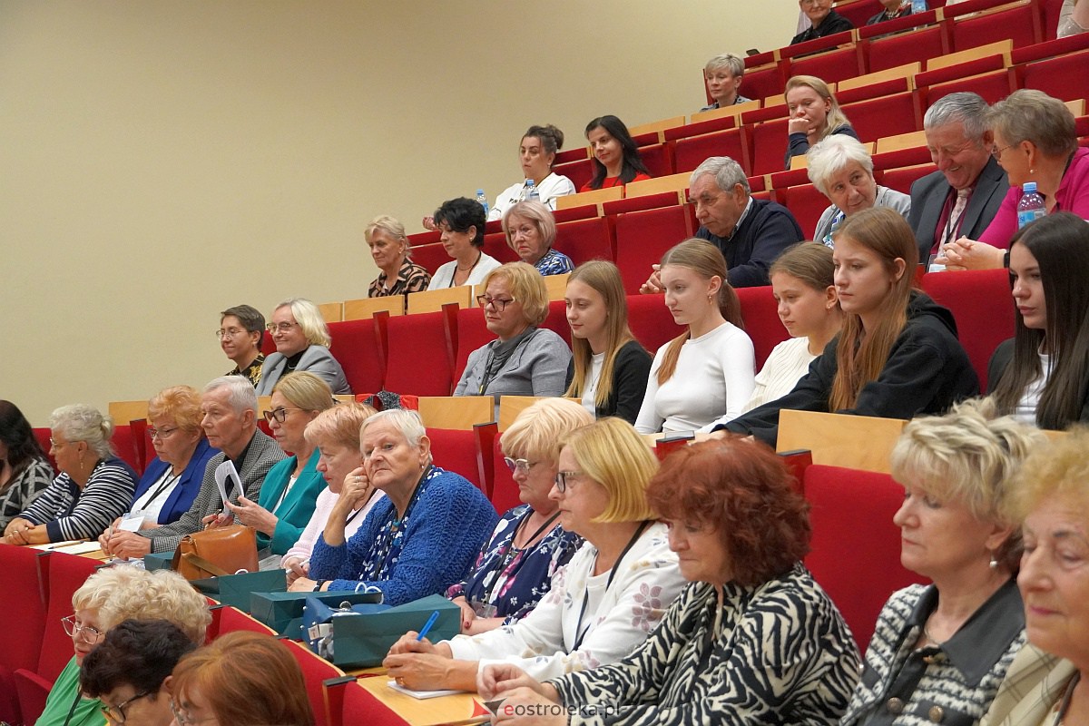 VIII Sejmik Senioralny Województwa Mazowieckiego poświęcony pozamedycznemu wymiarowi profilaktyki zdrowotnej oraz roli czasu wolnego seniora [26.10.2023] - zdjęcie #58 - eOstroleka.pl