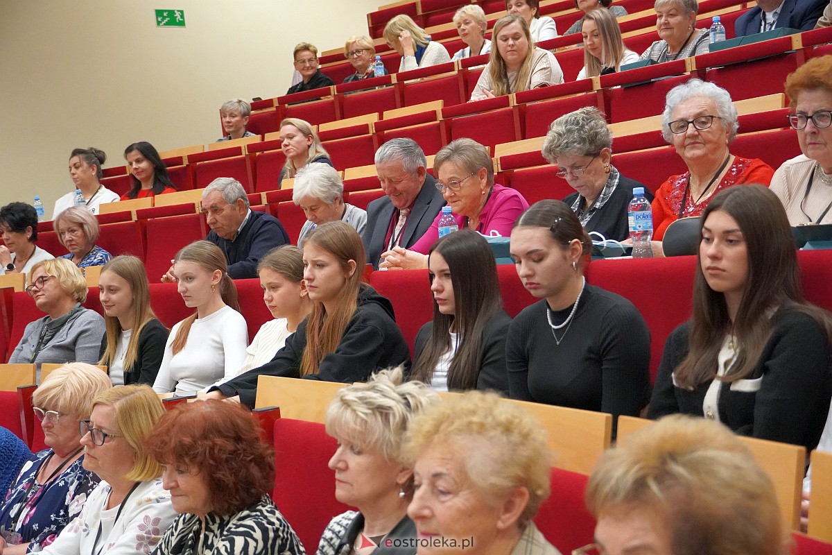 VIII Sejmik Senioralny Województwa Mazowieckiego poświęcony pozamedycznemu wymiarowi profilaktyki zdrowotnej oraz roli czasu wolnego seniora [26.10.2023] - zdjęcie #57 - eOstroleka.pl