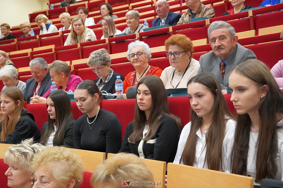 VIII Sejmik Senioralny Województwa Mazowieckiego poświęcony pozamedycznemu wymiarowi profilaktyki zdrowotnej oraz roli czasu wolnego seniora [26.10.2023] - zdjęcie #56 - eOstroleka.pl