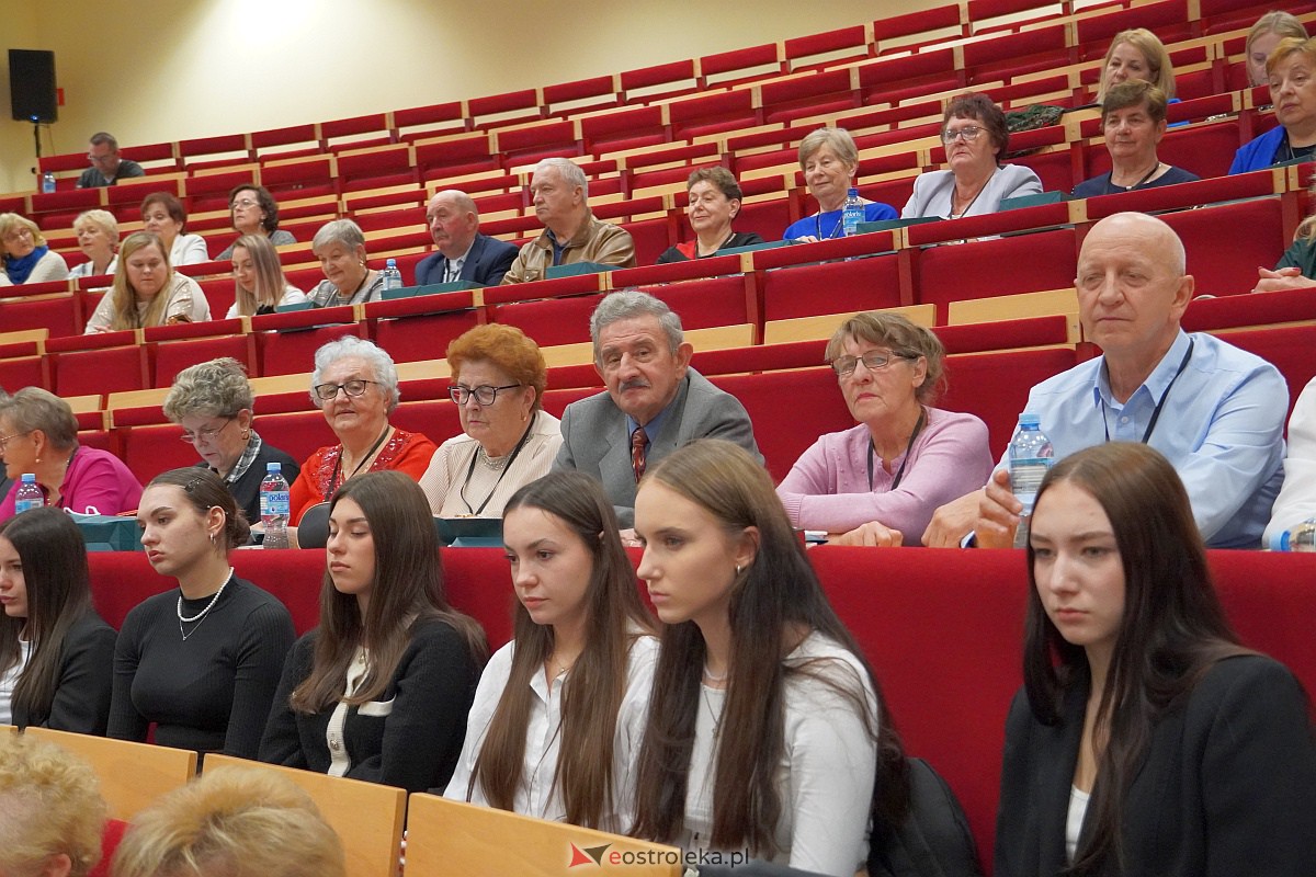 VIII Sejmik Senioralny Województwa Mazowieckiego poświęcony pozamedycznemu wymiarowi profilaktyki zdrowotnej oraz roli czasu wolnego seniora [26.10.2023] - zdjęcie #55 - eOstroleka.pl