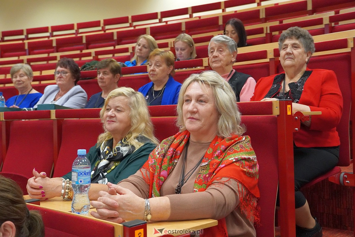 VIII Sejmik Senioralny Województwa Mazowieckiego poświęcony pozamedycznemu wymiarowi profilaktyki zdrowotnej oraz roli czasu wolnego seniora [26.10.2023] - zdjęcie #53 - eOstroleka.pl