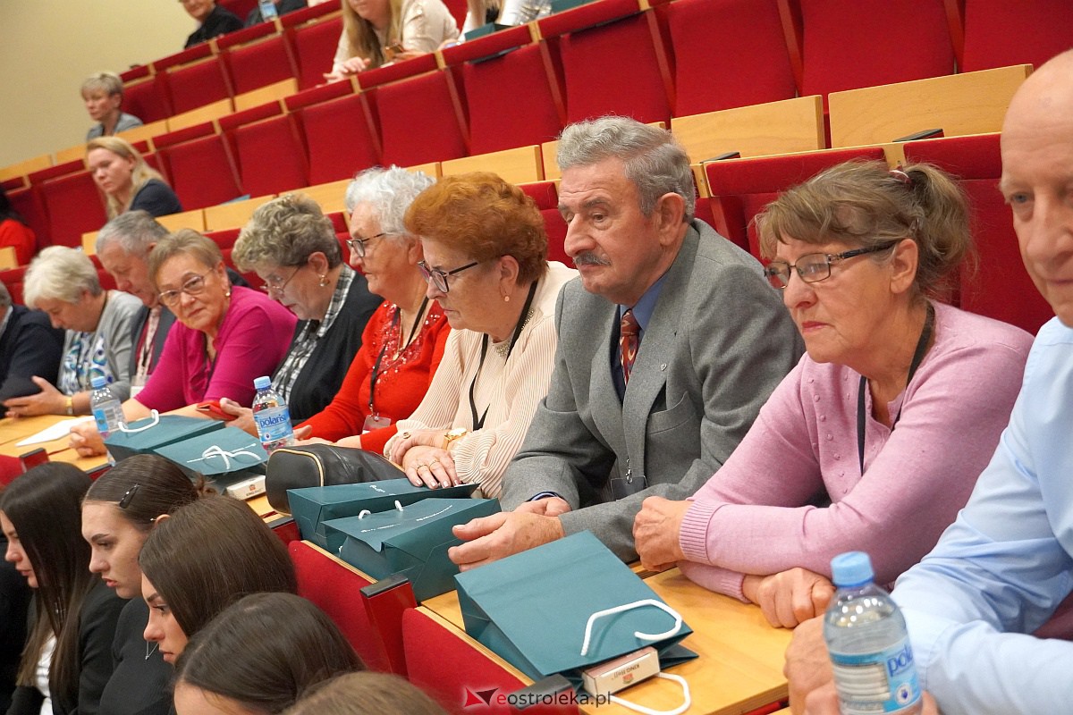 VIII Sejmik Senioralny Województwa Mazowieckiego poświęcony pozamedycznemu wymiarowi profilaktyki zdrowotnej oraz roli czasu wolnego seniora [26.10.2023] - zdjęcie #52 - eOstroleka.pl