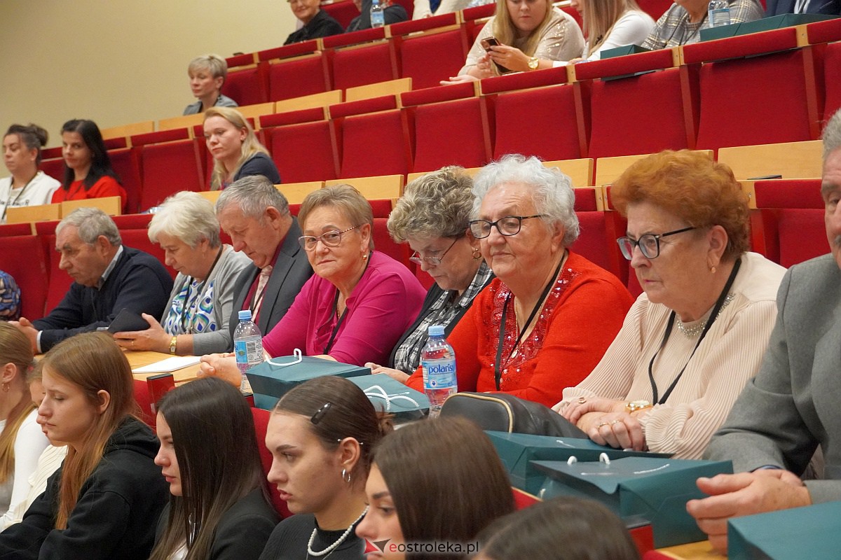 VIII Sejmik Senioralny Województwa Mazowieckiego poświęcony pozamedycznemu wymiarowi profilaktyki zdrowotnej oraz roli czasu wolnego seniora [26.10.2023] - zdjęcie #51 - eOstroleka.pl