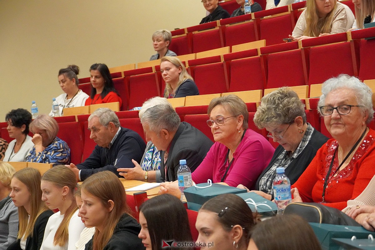 VIII Sejmik Senioralny Województwa Mazowieckiego poświęcony pozamedycznemu wymiarowi profilaktyki zdrowotnej oraz roli czasu wolnego seniora [26.10.2023] - zdjęcie #50 - eOstroleka.pl