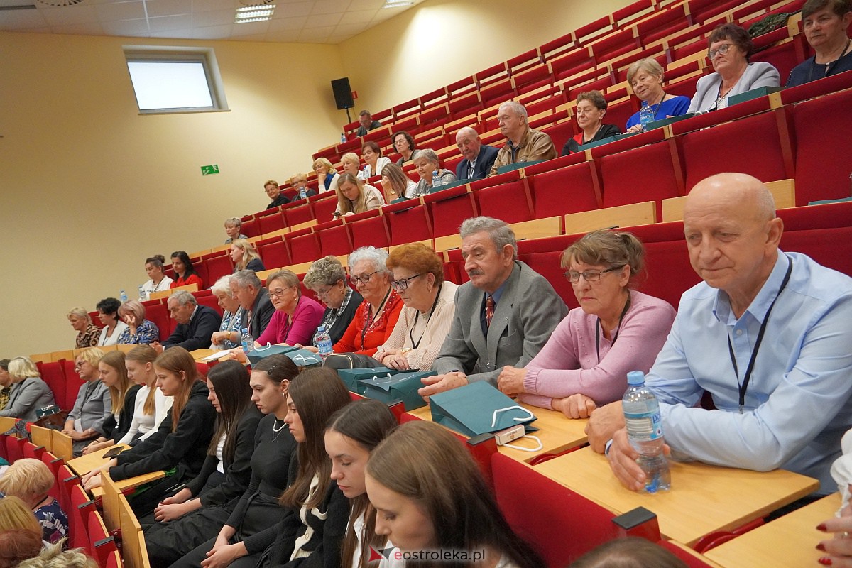 VIII Sejmik Senioralny Województwa Mazowieckiego poświęcony pozamedycznemu wymiarowi profilaktyki zdrowotnej oraz roli czasu wolnego seniora [26.10.2023] - zdjęcie #49 - eOstroleka.pl