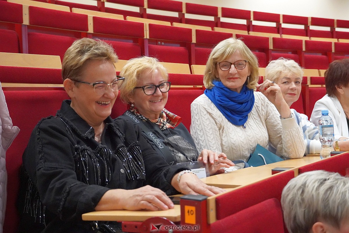 VIII Sejmik Senioralny Województwa Mazowieckiego poświęcony pozamedycznemu wymiarowi profilaktyki zdrowotnej oraz roli czasu wolnego seniora [26.10.2023] - zdjęcie #46 - eOstroleka.pl