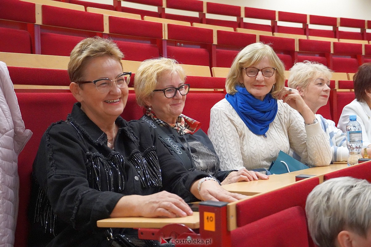 VIII Sejmik Senioralny Województwa Mazowieckiego poświęcony pozamedycznemu wymiarowi profilaktyki zdrowotnej oraz roli czasu wolnego seniora [26.10.2023] - zdjęcie #45 - eOstroleka.pl