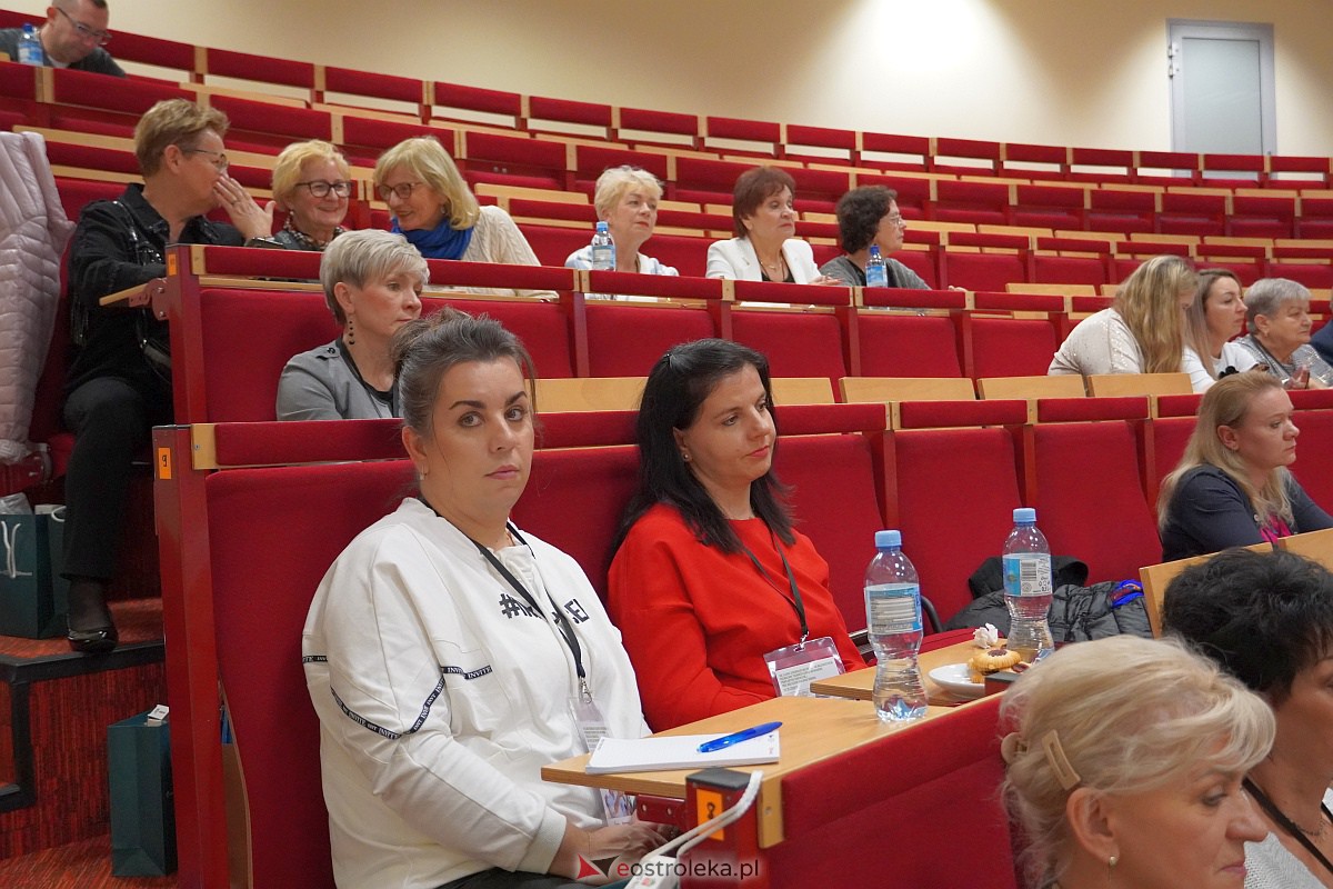 VIII Sejmik Senioralny Województwa Mazowieckiego poświęcony pozamedycznemu wymiarowi profilaktyki zdrowotnej oraz roli czasu wolnego seniora [26.10.2023] - zdjęcie #44 - eOstroleka.pl