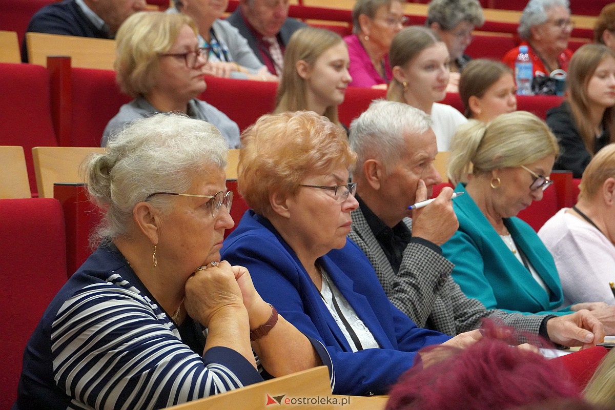 VIII Sejmik Senioralny Województwa Mazowieckiego poświęcony pozamedycznemu wymiarowi profilaktyki zdrowotnej oraz roli czasu wolnego seniora [26.10.2023] - zdjęcie #40 - eOstroleka.pl