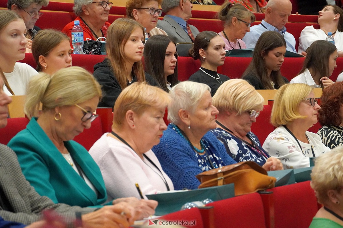 VIII Sejmik Senioralny Województwa Mazowieckiego poświęcony pozamedycznemu wymiarowi profilaktyki zdrowotnej oraz roli czasu wolnego seniora [26.10.2023] - zdjęcie #39 - eOstroleka.pl