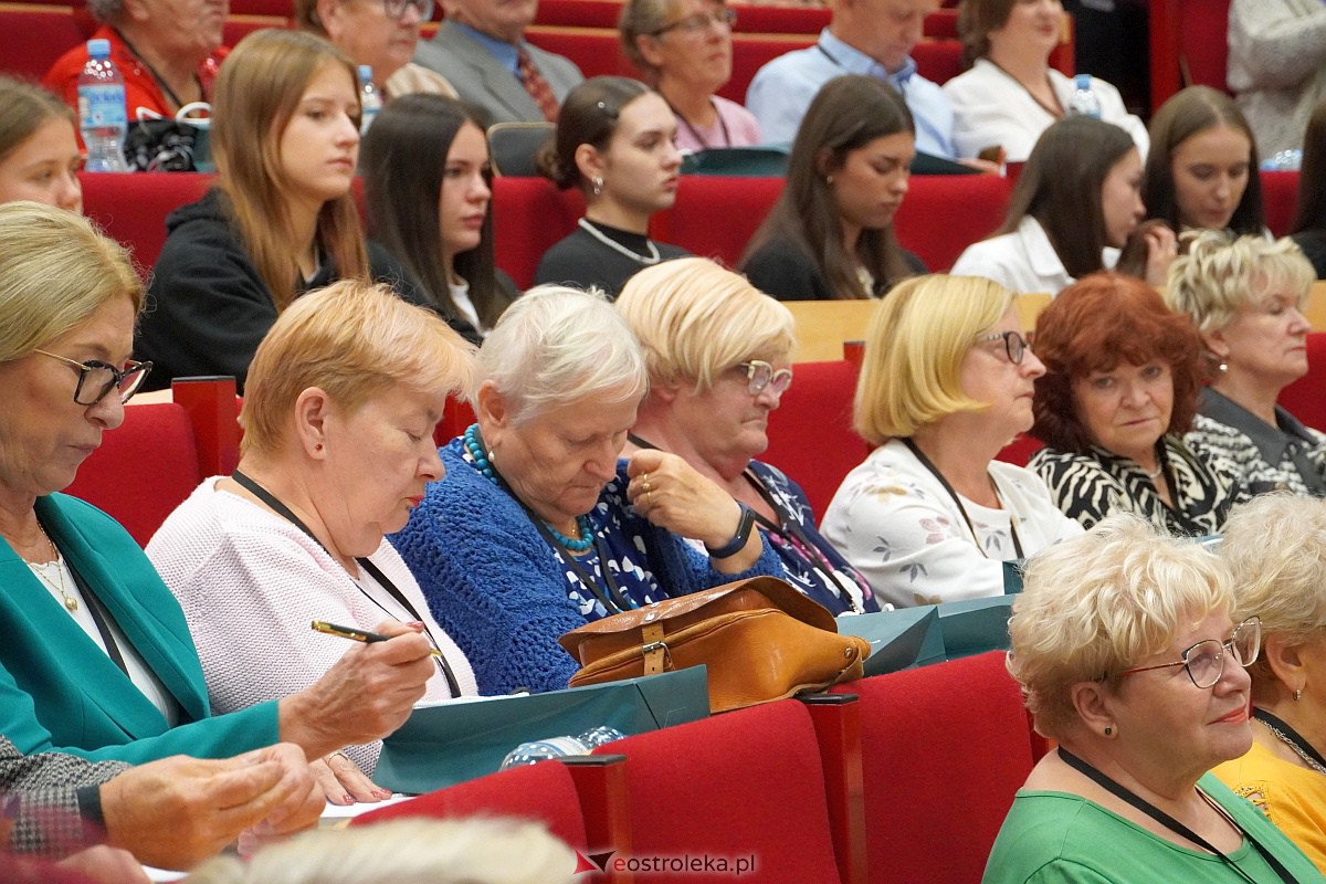 VIII Sejmik Senioralny Województwa Mazowieckiego poświęcony pozamedycznemu wymiarowi profilaktyki zdrowotnej oraz roli czasu wolnego seniora [26.10.2023] - zdjęcie #38 - eOstroleka.pl
