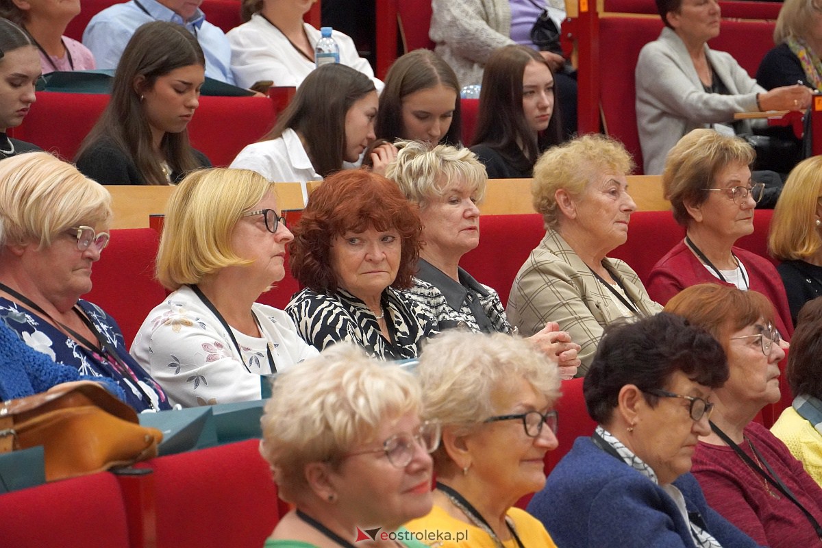 VIII Sejmik Senioralny Województwa Mazowieckiego poświęcony pozamedycznemu wymiarowi profilaktyki zdrowotnej oraz roli czasu wolnego seniora [26.10.2023] - zdjęcie #37 - eOstroleka.pl