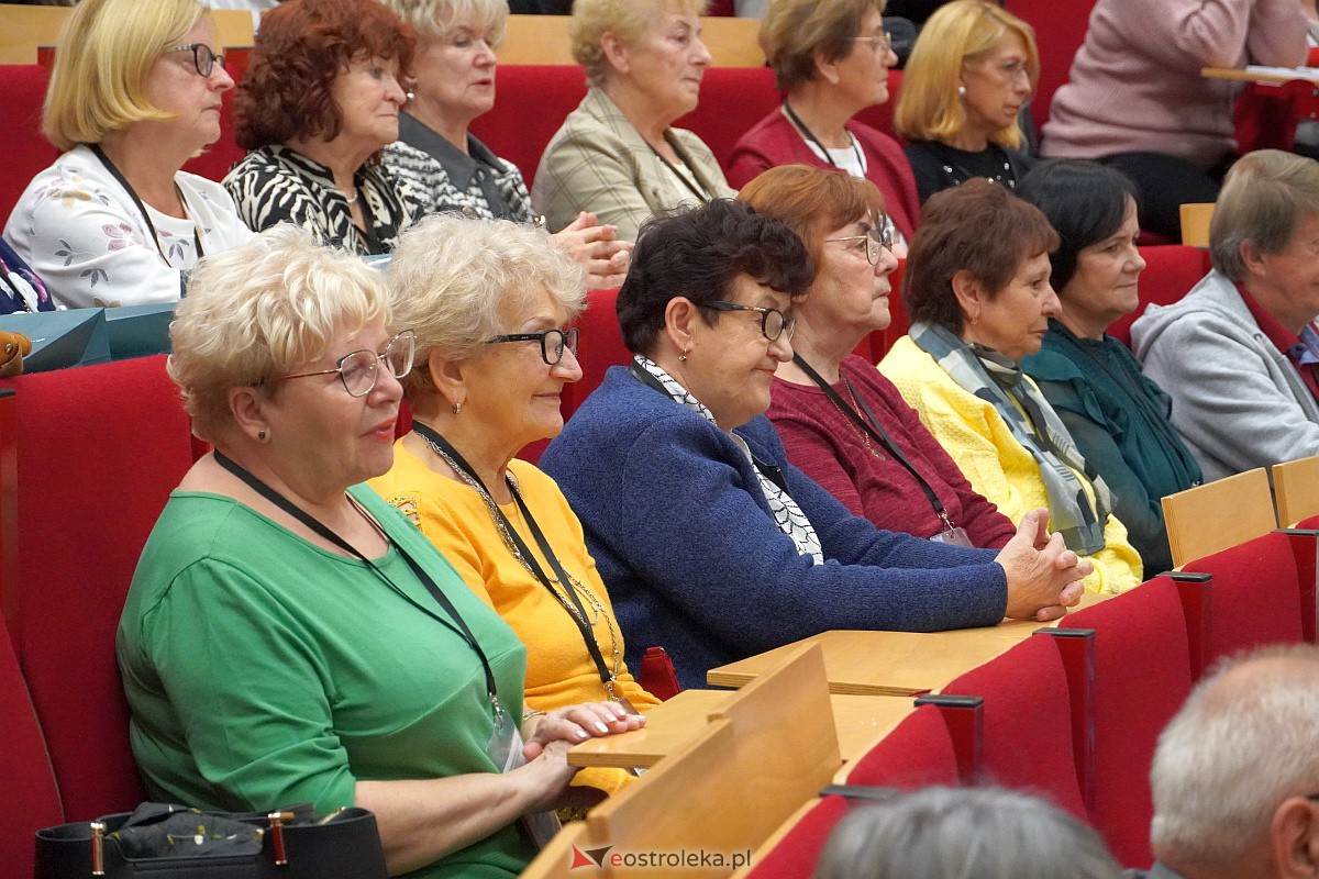 VIII Sejmik Senioralny Województwa Mazowieckiego poświęcony pozamedycznemu wymiarowi profilaktyki zdrowotnej oraz roli czasu wolnego seniora [26.10.2023] - zdjęcie #36 - eOstroleka.pl