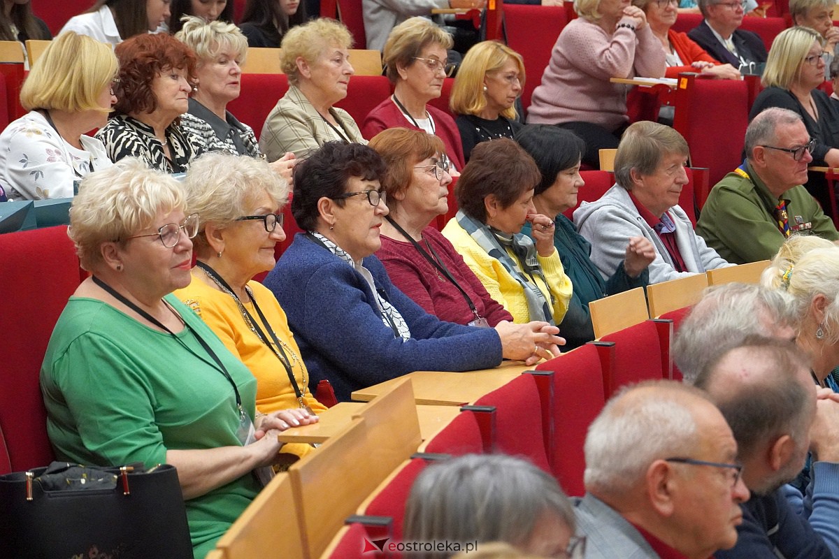 VIII Sejmik Senioralny Województwa Mazowieckiego poświęcony pozamedycznemu wymiarowi profilaktyki zdrowotnej oraz roli czasu wolnego seniora [26.10.2023] - zdjęcie #35 - eOstroleka.pl