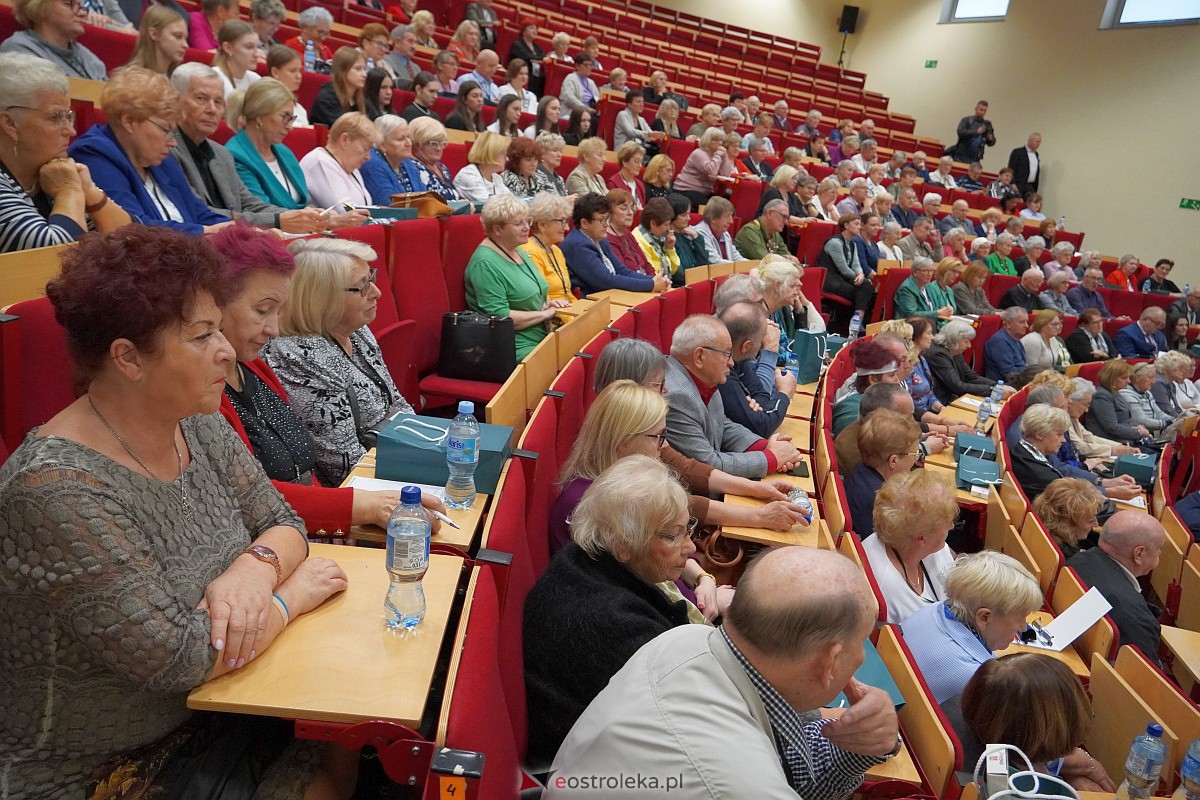 VIII Sejmik Senioralny Województwa Mazowieckiego poświęcony pozamedycznemu wymiarowi profilaktyki zdrowotnej oraz roli czasu wolnego seniora [26.10.2023] - zdjęcie #34 - eOstroleka.pl