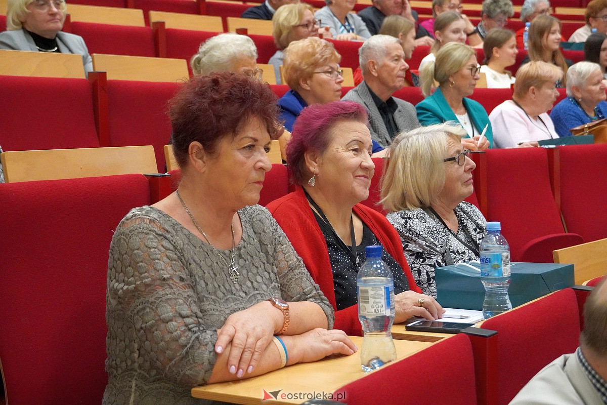 VIII Sejmik Senioralny Województwa Mazowieckiego poświęcony pozamedycznemu wymiarowi profilaktyki zdrowotnej oraz roli czasu wolnego seniora [26.10.2023] - zdjęcie #30 - eOstroleka.pl