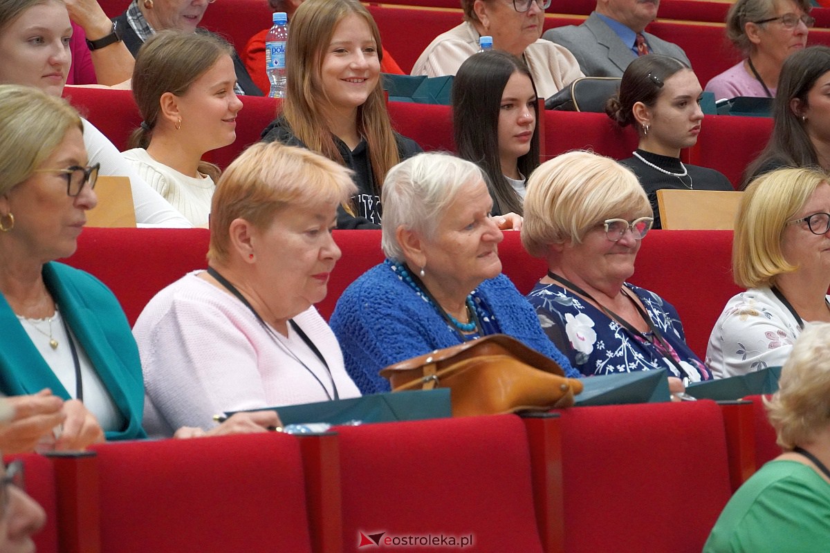 VIII Sejmik Senioralny Województwa Mazowieckiego poświęcony pozamedycznemu wymiarowi profilaktyki zdrowotnej oraz roli czasu wolnego seniora [26.10.2023] - zdjęcie #29 - eOstroleka.pl