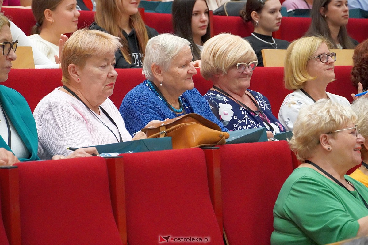 VIII Sejmik Senioralny Województwa Mazowieckiego poświęcony pozamedycznemu wymiarowi profilaktyki zdrowotnej oraz roli czasu wolnego seniora [26.10.2023] - zdjęcie #28 - eOstroleka.pl