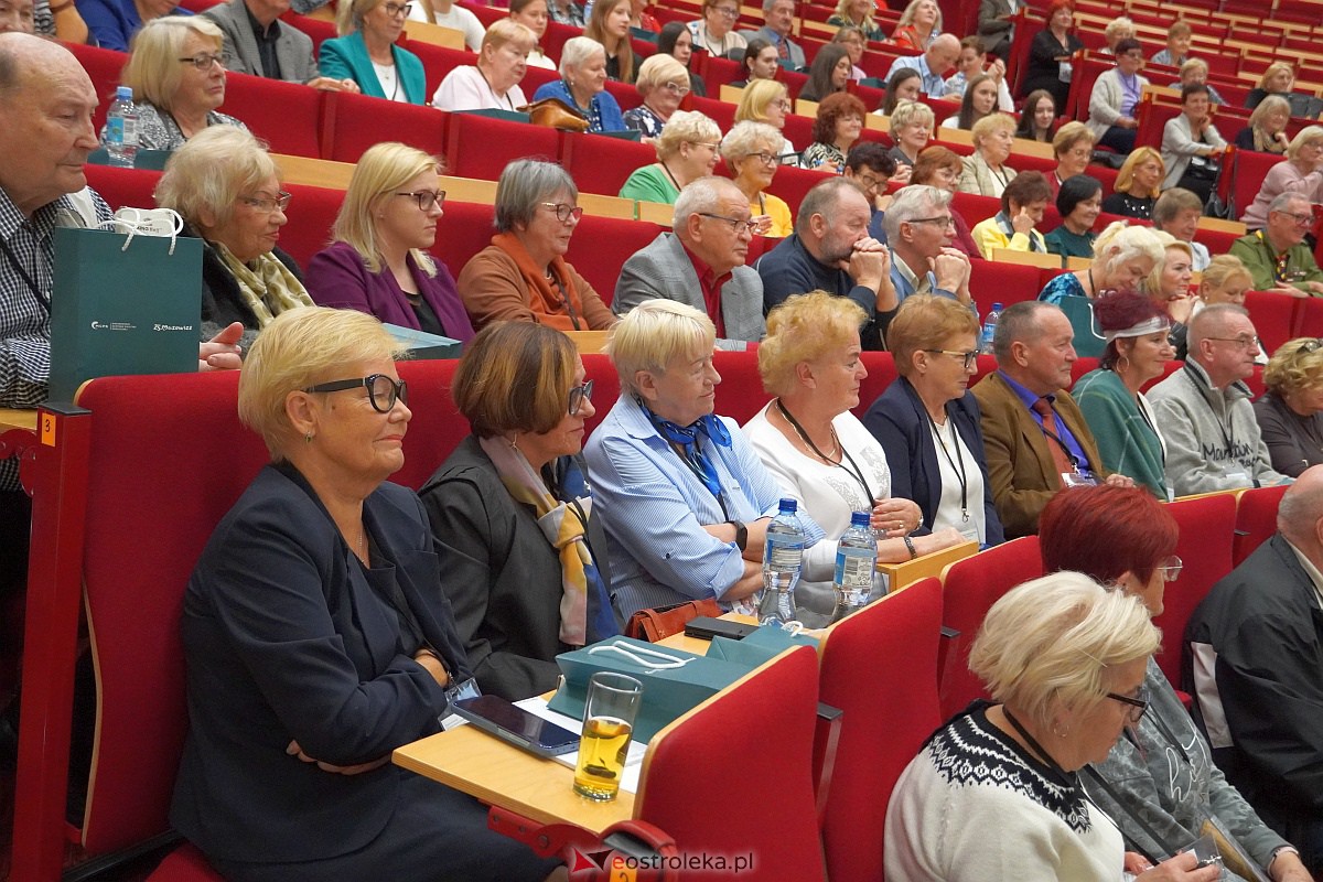 VIII Sejmik Senioralny Województwa Mazowieckiego poświęcony pozamedycznemu wymiarowi profilaktyki zdrowotnej oraz roli czasu wolnego seniora [26.10.2023] - zdjęcie #27 - eOstroleka.pl