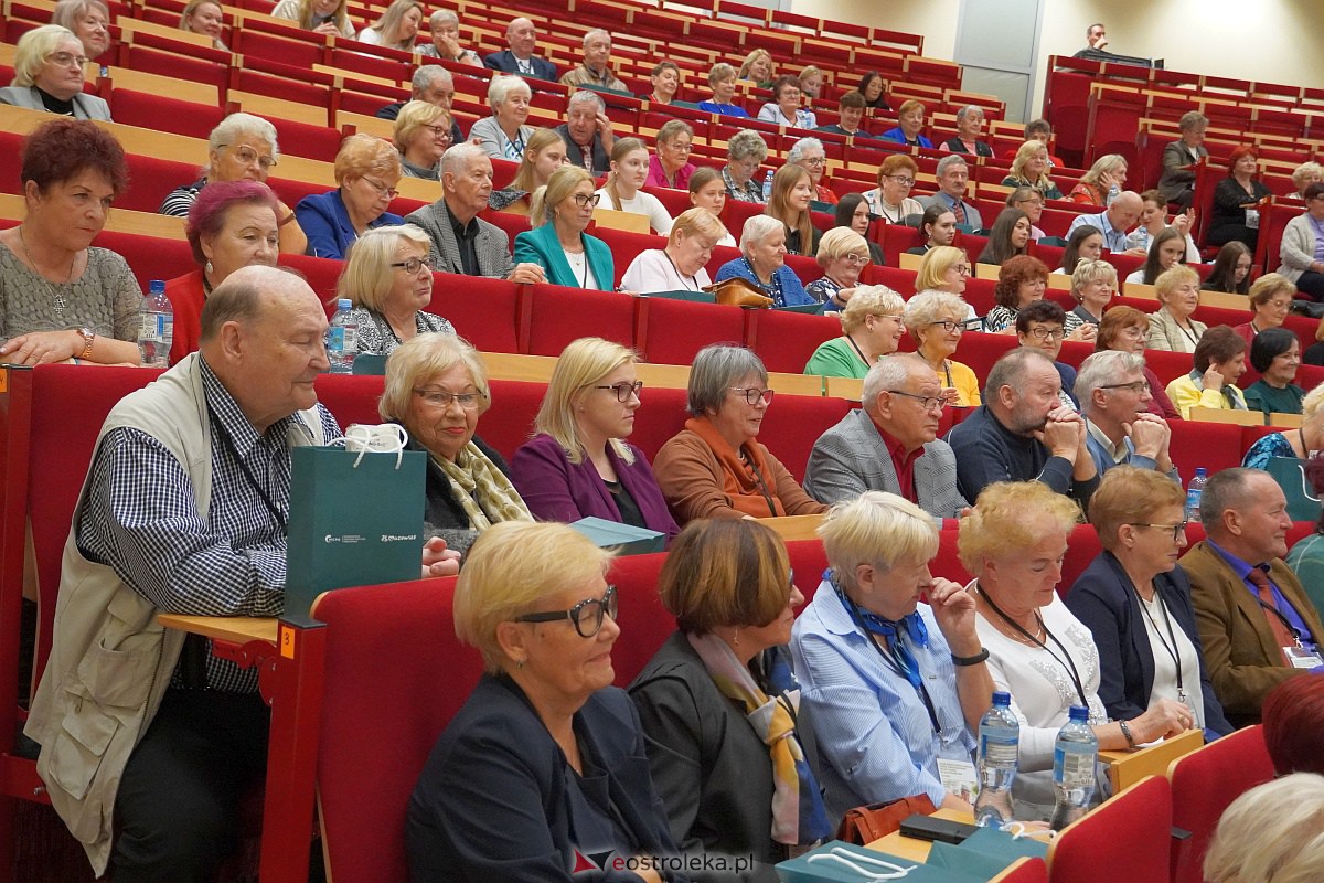 VIII Sejmik Senioralny Województwa Mazowieckiego poświęcony pozamedycznemu wymiarowi profilaktyki zdrowotnej oraz roli czasu wolnego seniora [26.10.2023] - zdjęcie #26 - eOstroleka.pl