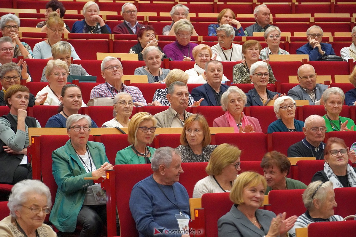 VIII Sejmik Senioralny Województwa Mazowieckiego poświęcony pozamedycznemu wymiarowi profilaktyki zdrowotnej oraz roli czasu wolnego seniora [26.10.2023] - zdjęcie #23 - eOstroleka.pl